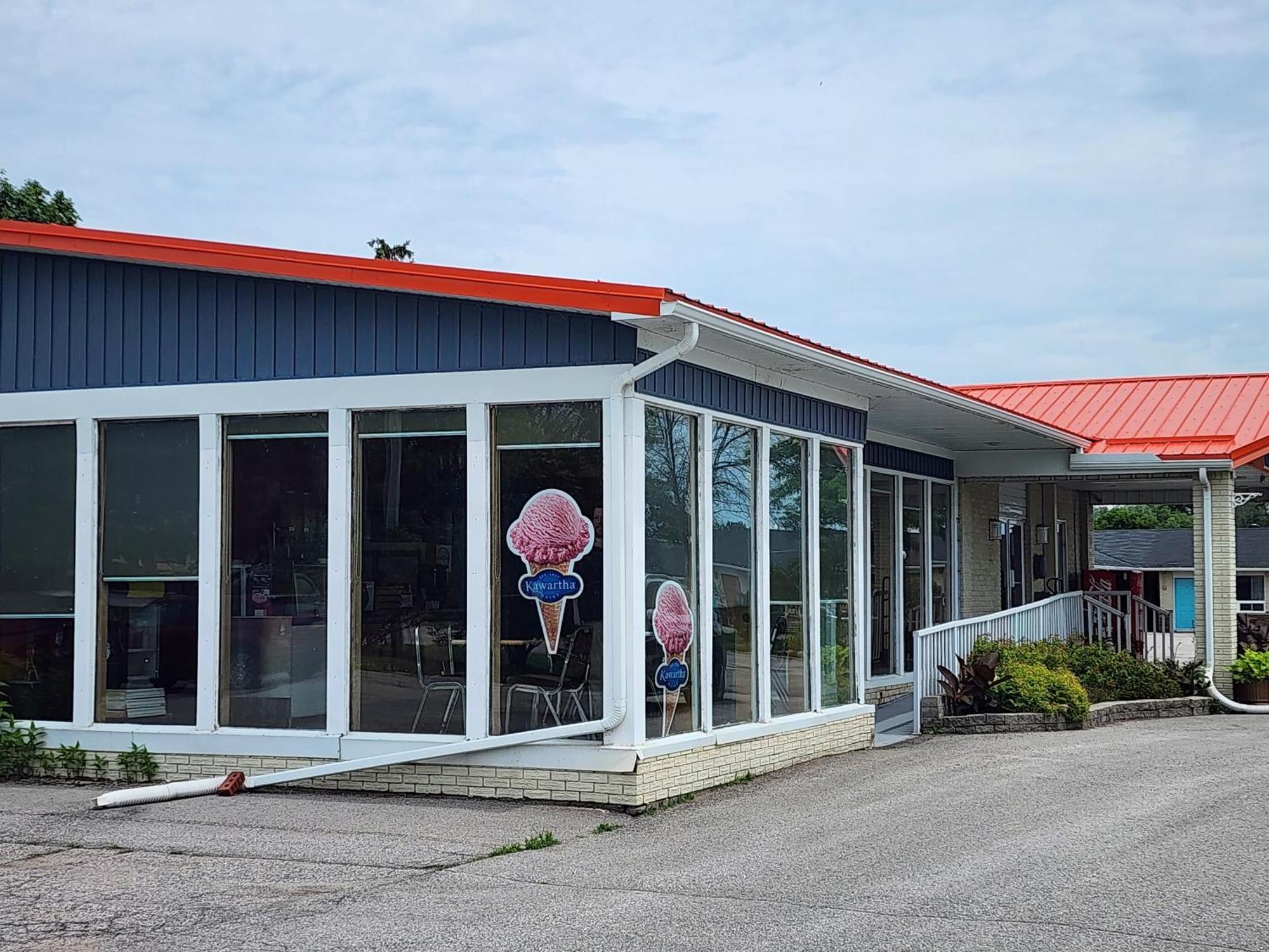 Howard Johnson By Wyndham Lindsay Exterior photo